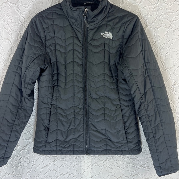 The North Face Light weight Puffer Jacket - Picture 2 of 11